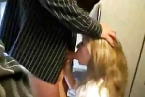 La ragazza scopa con suo padre dopo essere diventata molto eccitata