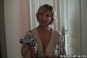 La mamma ha bisogno di un cazzo e la coda di suo figlio è perfetta per lei