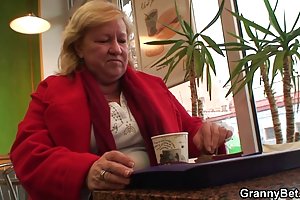 Mature grandi tette spagnole entrano nel porno amatoriale per essere una troia