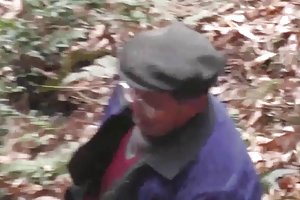 Lui prende in giro sua madre facendogli masturbare e la scopa