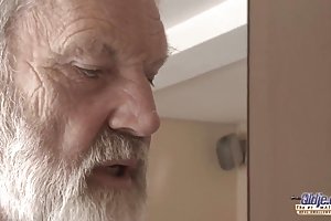Brucia la polvere con la sua ragazza mentre si muovono le tette senza fermarsi