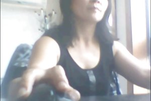 La ragazza asiatica partecipa al suo primo casting porno americano