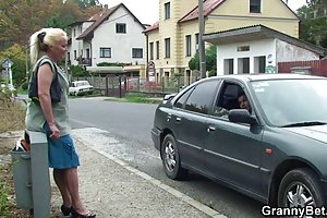 Sciocca sua sorella e infila il suo cazzo nel suo culo grosso