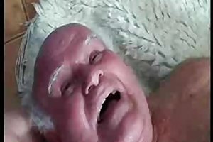 Una madre molto viziosa incoraggia il fidanzato della figlia a scoparla